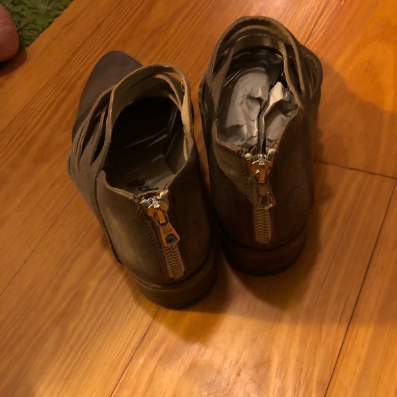 Boots - Picture 3 of 4